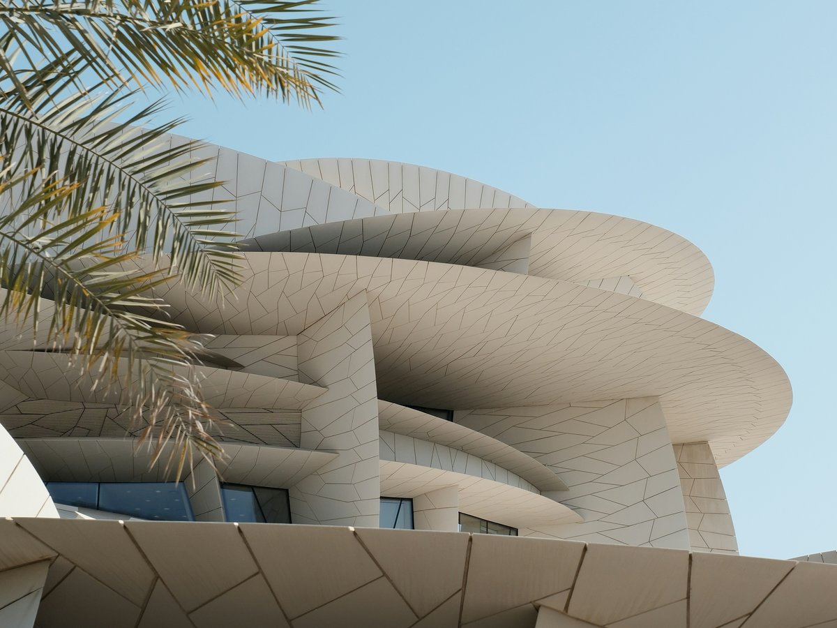 Villa moderne achevée à Abomey-Calavi, façade épurée, palmier à droite