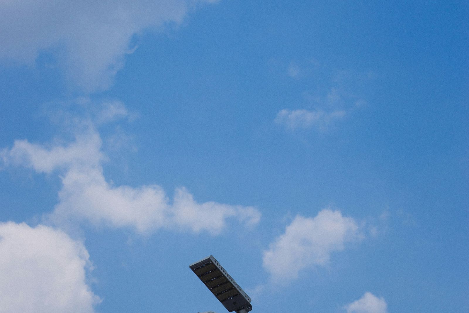 Caméra solaire 4G installée en haut d’un mât de chantier sous un ciel dégagé